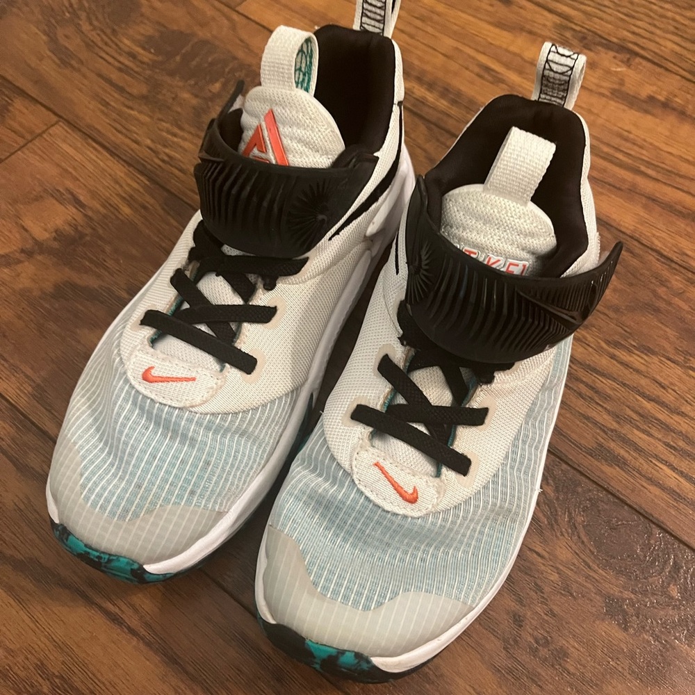 Boys Nike Freak 3 Basketball Shoe